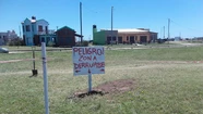 Guardavidas de Mar Chiquita salieron con palas, pintura y maderas a colocar carteles de advertencia