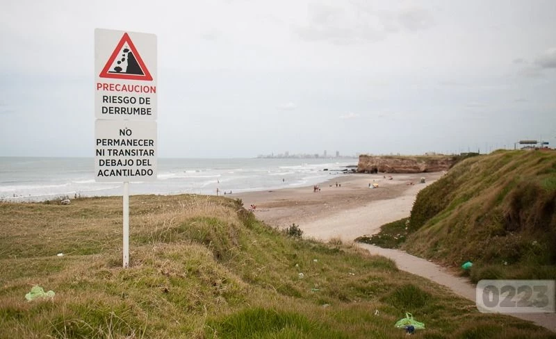 El accidente enciende alarmas y vuelve a instalar el debate por el mantenimiento de los accesos a las playas de cara a la temporada de verano.