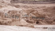La mamá de Emma donó aerosoles y los guardavidas pintaron "Peligro" en el acantilado