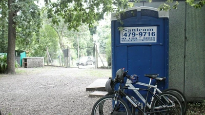 La Casa del Puente tiene un baño químico: lo pagan los "amigos" del lugar
