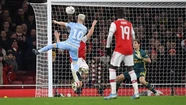 Emiliano Martínez fue figura en el Arsenal, que eliminó al Leeds de Bielsa