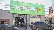 Guerra de la mafia china: un joven recibió dos balazos en un supermercado