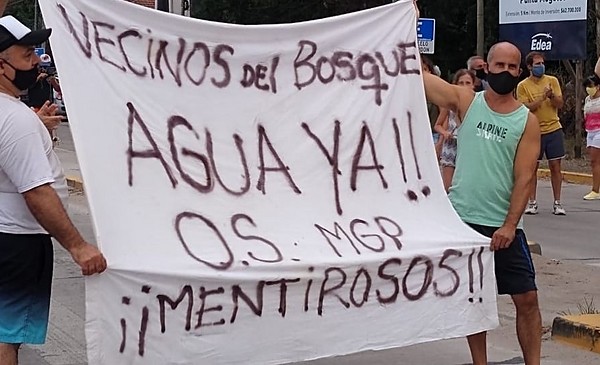 Cansados de no tener agua, vecinos cortaron la entrada al Bosque ...