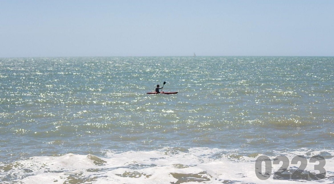 Difunden un video de dos kayakistas en el mar en pleno alerta y piden más precaución