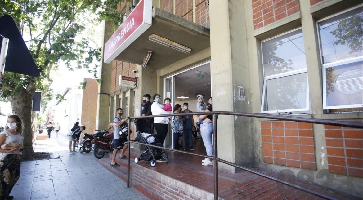 Al adolescente baleado en las piernas le quisieron robar el celular
