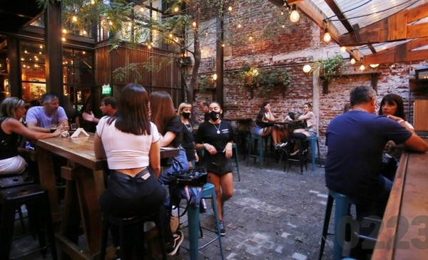 Día del Amigo: bares y restaurantes esperan un festejo con menor movimiento