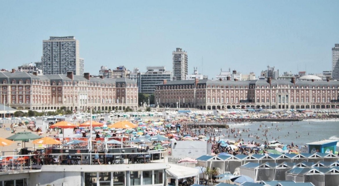 "Muchas consultas": las ofertas bancarias seducen y mantienen vivos los alquileres de carpas en Mar del Plata