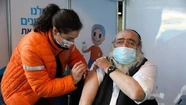 En Israel ya se aplican cuartas dosis a mayores de 60 años, personal sanitario y pacientes de grupos de riesgo. Foto: BBC