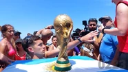 Centenares de personas se acercaron al balneario para tener su foto con la Copa. Foto: archivo 0223.