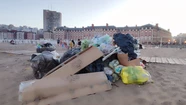 Poloni denunció la suciedad que se ve en las playas. 
