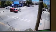 Video: embistió a dos ciclistas que cruzaron en rojo y se salvaron de milagro