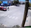 Video: embistió a dos ciclistas que cruzaron en rojo y se salvaron de milagro