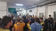 Ruidosa manifestación de los trabajadores para repudiar el "maltrato laboral".