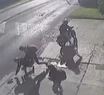 Video: se convirtió en héroe y detuvo a trompadas a un motochorro que quiso robarle a su novia