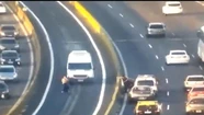 Así fue el momento en el que la combi arrolla a la pareja que discutía en plena autopista. 