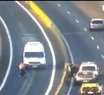 Así fue el momento en el que la combi arrolla a la pareja que discutía en plena autopista. 
