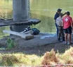Turista colombiano que se alojaba en Batán se tiró desde un puente al río Quequén y murió