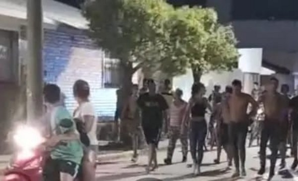 Videos: vecinos atraparon a un ladrón y lo llevaron en caravana a la ...