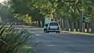 Le auto arrastró a una inspectora de tránsito. 