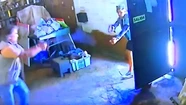 El hombre baleó al ladrón. 
