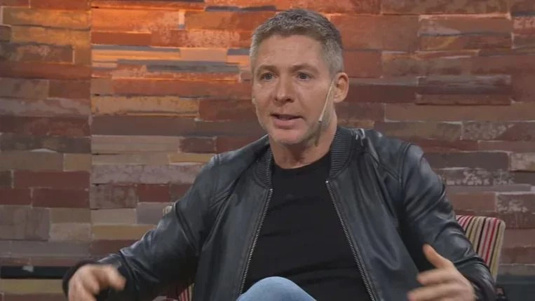 Romance confirmado: la famosa periodista deportiva que está de novia con Adrián Suar