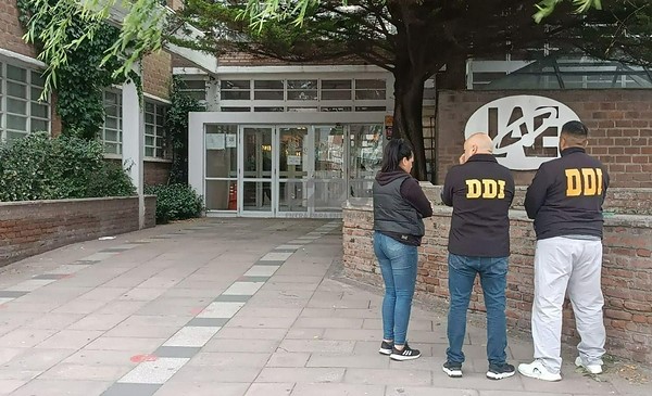 Hallan a un hombre muerto en la puerta de un colegio y creen que fue ...