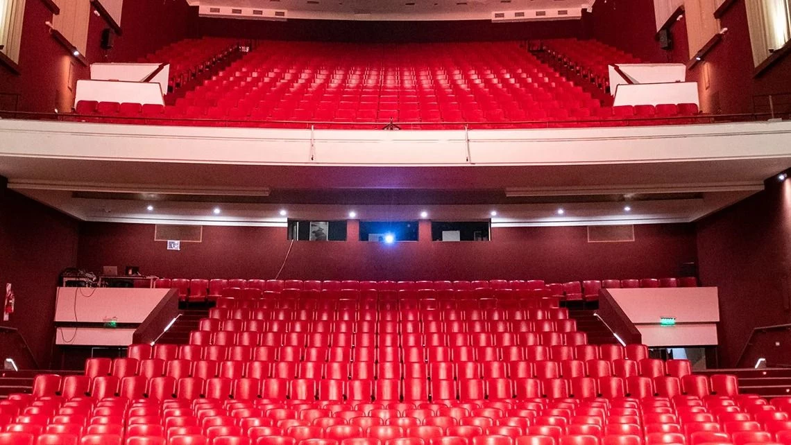 Con buen clima y más turistas, crece la actividad en el teatro en plena temporada