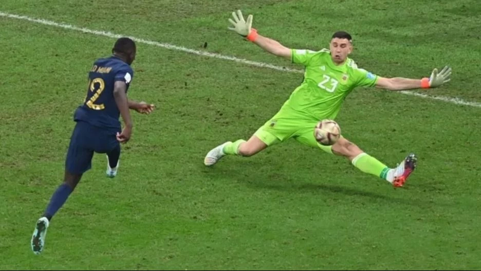 Para toda la vida: la FIFA publicó un video inédito de la atajada de "Dibu" Martínez a Kolo Muani