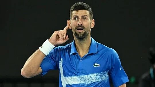 El interminable Novak Djokovic sigue avanzando en Australia