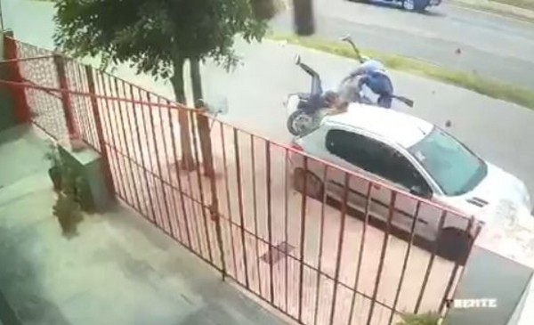 Video: brutal impacto de una moto contra un auto estacionado en la ...