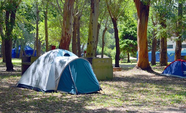 Cuánto cuesta equiparse para acampar en vacaciones de invierno: ¿es la opción más económica?