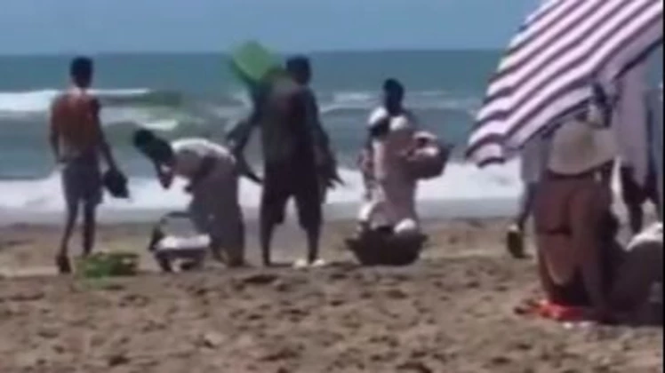 Golpes, patadas y hasta canastazos: batalla campal entre churrero y vendedor ambulante en medio de la playa