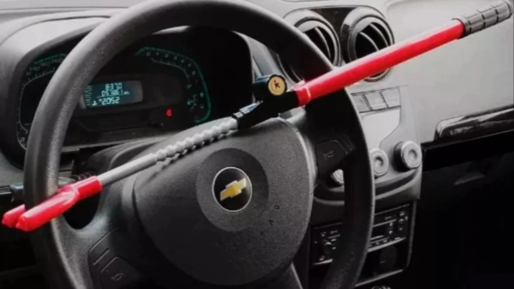 ¿Vuelven los traba volantes? Crece el robo de autos con inhibidores y en una provincia recomiendan un antiguo método