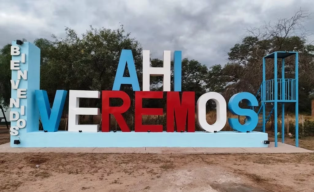 Los turistas acostumbran a sacarse una foto en el cartel.