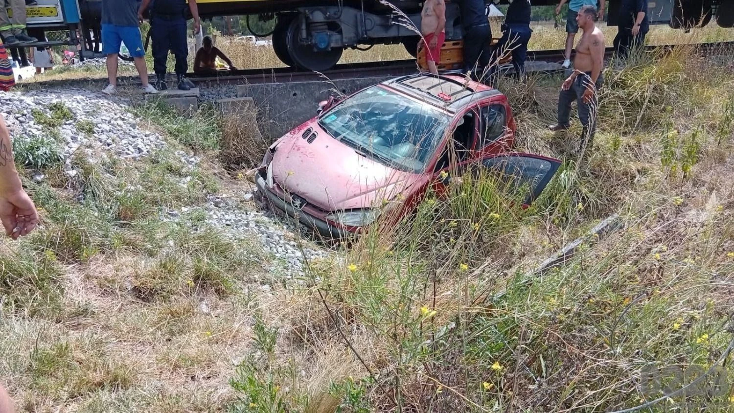  El choque entre un automóvil y una formación ferroviaria ocurrió en la Ruta 2, a la altura del kilómetro 386.