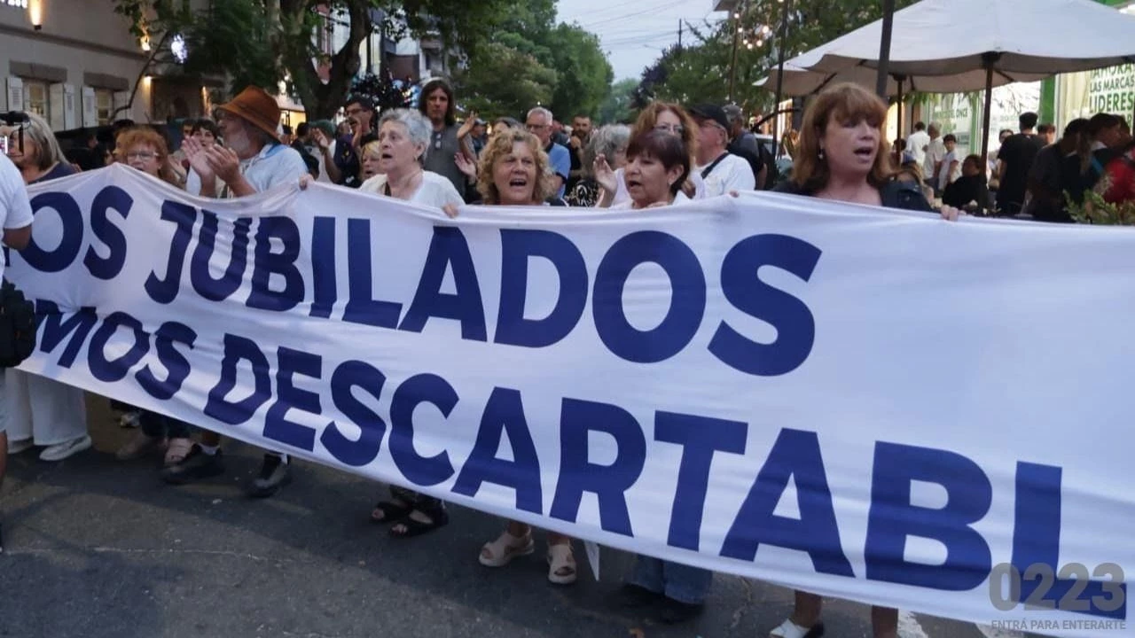 Los jubilados aseguran que están asfixiados. Foto: 0223.