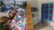 Vació una biblioteca para usarla de oficina y tiró todos los libros bajo la lluvia