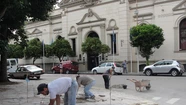Arrancaron los trabajos para instalar el monumento a Juan Manuel Fangio 