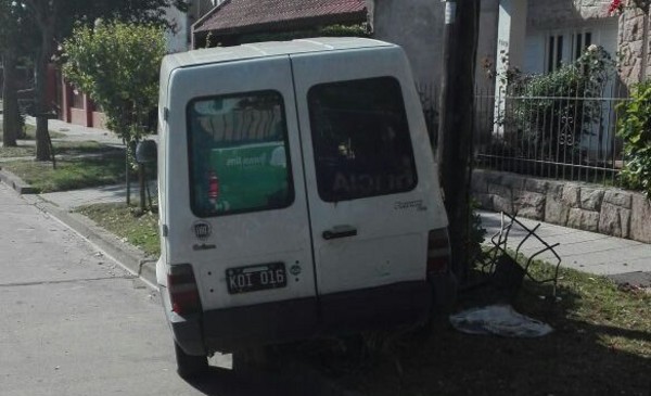 Manejaba borracho y terminó chocando un poste de luz | 0223