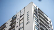 Tiene coronavirus y pasea por los pasillos del edificio: piden que lo aíslen