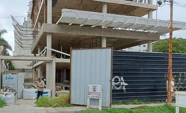 Un obrero cayó desde el tercer piso de un edificio en construcción y ...