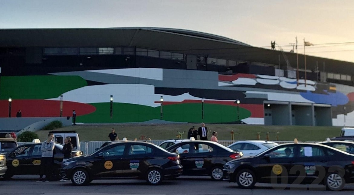 Tras un fuerte choque en la zona del Estadio Mundialista, taxistas volvieron a reclamar por la regulación de los autos de aplicación
