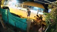 Video: los golpearon salvajemente y mataron a su perro porque se comió un pollito