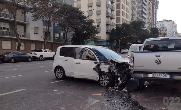 Perdió el control del auto y chocó con una camioneta estacionada | 0223