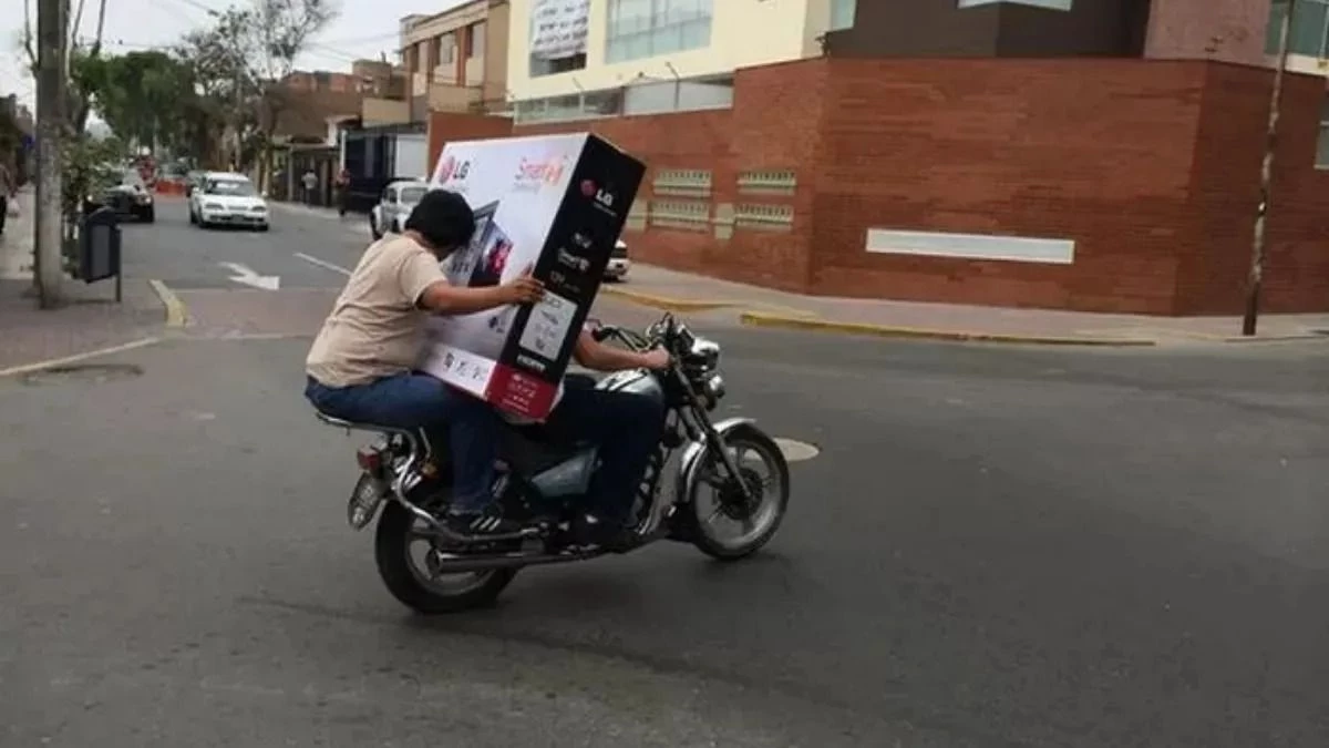 Con caja y todo: le robaron un televisor de 55 pulgadas y escaparon en moto
