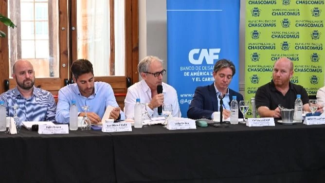 Gastón, micrófono en mano, anfitrión del encuentro de intendentes en Chascomús.