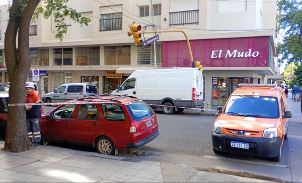 ¡Se cayó un semáforo y le partió la chata en dos!