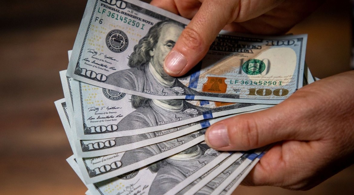 En medio de la visita de Georgieva, el dólar resiste: a cuánto cerró este lunes
