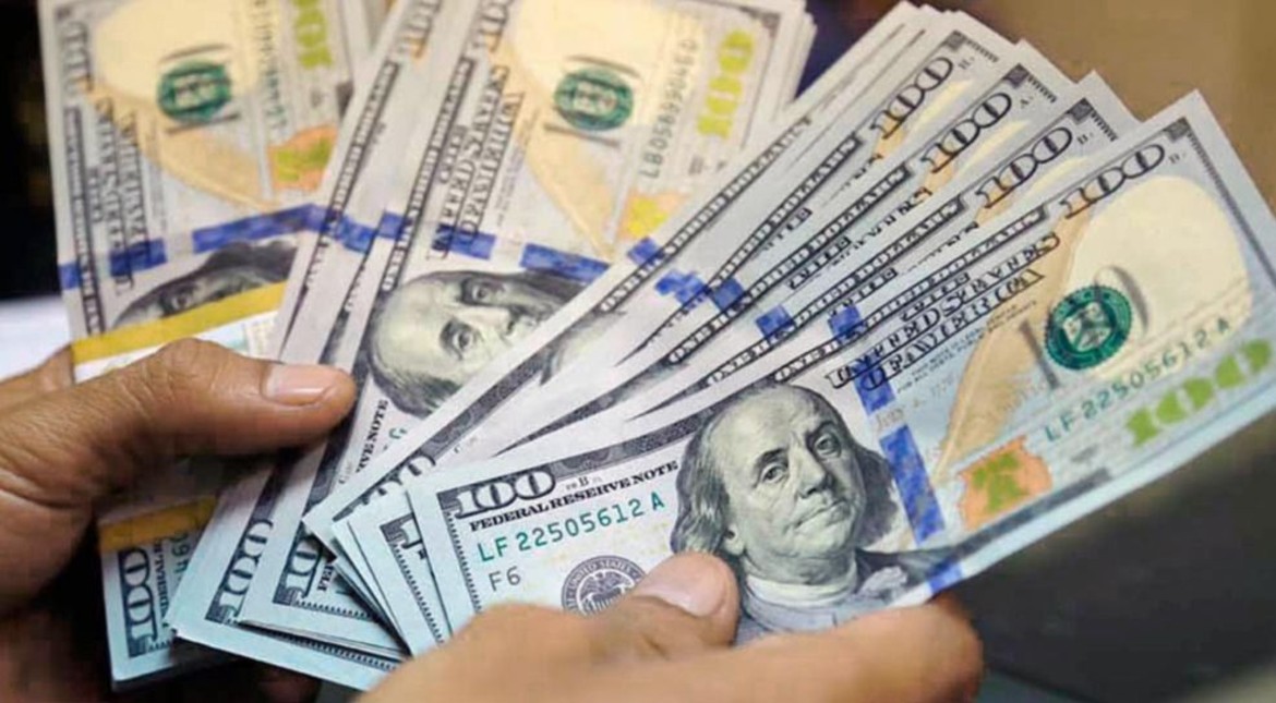 El Bcra reglamentó el pago de salarios en dólares mediante cuentas sueldo sin costos