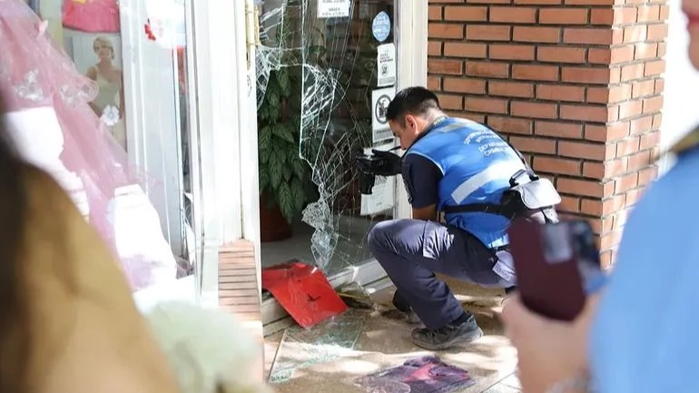 No le importó nada: defecó en la vereda, rompió la vidriera con una piedra y causó destrozos en un comercio. Foto: Sebastián Fariña Petersen para LM Neuquén.